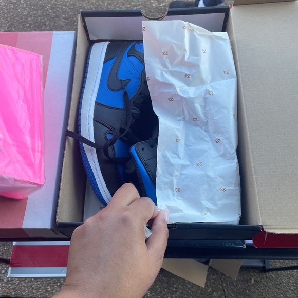 Air Jordan Mids - Picture 1 of 3